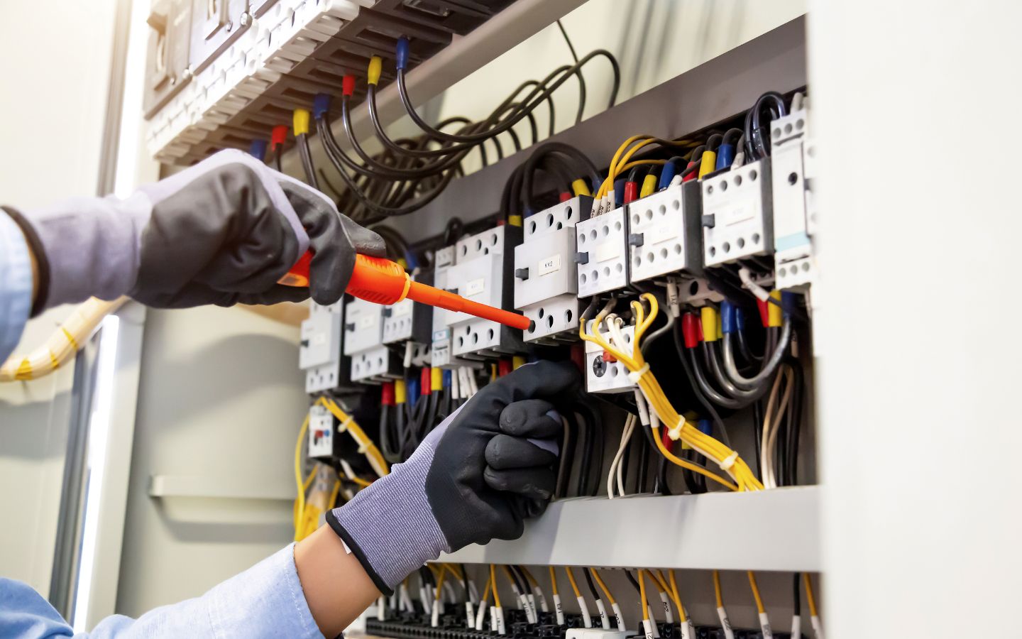 Operaio che lavora su un quadro elettrico