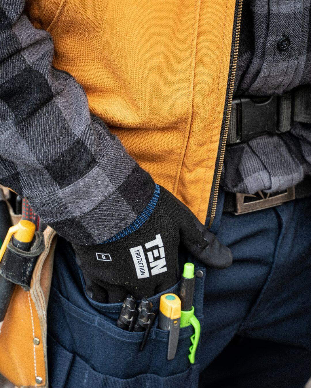 Operaio in divisa da lavoro con mano in tasca